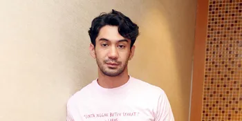Reza Rahadian Bacakan Sebuah Surat Panjang Mengharukan dari Fans Berusia 40 Tahunan