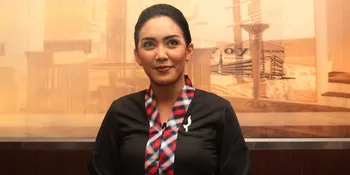 Rieke Diah Pitaloka Sapa Warga Sambil Naik Becak