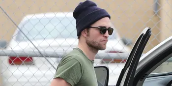 Riley Keough Bukan Kekasih Robert Pattinson, Ini Buktinya!