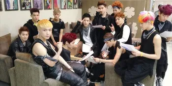 Rilis Album Musim Dingin, EXO Jadi Pohon Natal