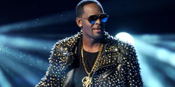 Rilis Album, R Kelly Bagikan Celana Dalam Wanita, Mau?