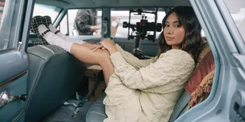 Rilis 'Split', Intip Gaya Fashion Niki Zefanya Saat Kangen Kampung Halaman