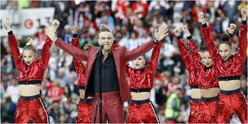 Robbie Williams Acungkan Jari Tengah di Pembukaan Piala Dunia 2018