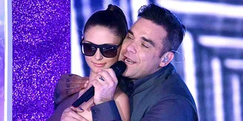 Robbie Williams Menari Bersama Wanita Topless!