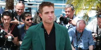 Robert Pattinson Cium Wanita, Bukan Kristen Stewart