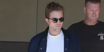 Robert Pattinson - Dylan Penn Nikmati Liburan Romantis ke Hawaii