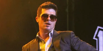 Robin Thicke Akui Nyaman Telanjang di Rumah