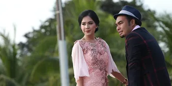 Romantis, Gretha Martini Jalani Foto Pre Wedding di Atas Kapal