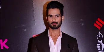 Romantis! Shahid Kapoor Berlutut di Depan Mira Saat Pesta Sangeet