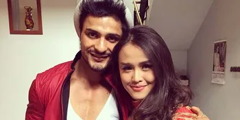 Romantis, Vin Rana Tiduran Manja di Pangkuan Nita Sofiani