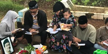 Rombongan Keluarga Faisal Ziarah ke Makam Febri Andriansyah dan Vanessa Angel, Gala Sky Panggil Mama Papa Saat Lihat Foto Orangtua