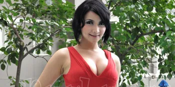 Roro Fitria: Pergaulan Model Rawan Narkoba dan Alkohol