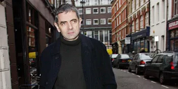 Rowan 'Mr Bean' Atkinson Adalah Penemu Foto Selfie, Mau Bukti?