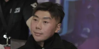 Roy Kiyoshi Pakai Baju Tahanan, Netizen: Baju Jeruk Mandarin, Wajah Stroberi