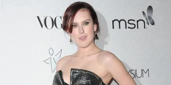 Rumer Willis Kena Demam 'FROZEN', Lihat Deh Dandanannya