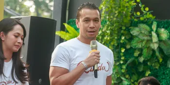 Rutin Dampingi Putrinya Kenang Sang Ibu di Makam, Samuel Rizal: Kalau Mau Nangis, Nangis Aja