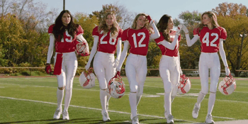 Saat Angel Victoria's Secret Main Baseball, Dijamin Buatmu Gerah!