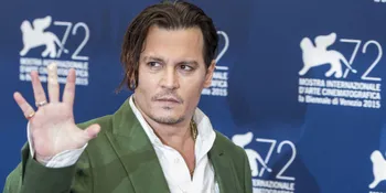 Saat Johnny Depp Mainkan Gitar, Keren &#38; Cool Banget!