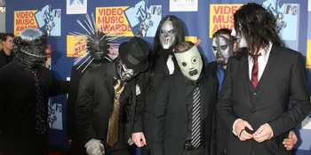 Saat Konser Berlangsung, Bassis Slipknot Dibawa Ambulans ke RS