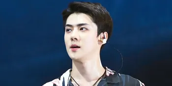 Saat Konser, Sehun EXO Sempat Mengecek Rambut Pakai Kamera Handphone Fans!