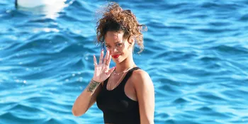 Saat Rihanna Nekat Pamer Bra di Depan Umum, Begini Jadinya