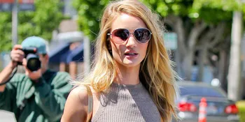 Saat Rosie Huntington-Whiteley 'Lupa' Pakai Bra