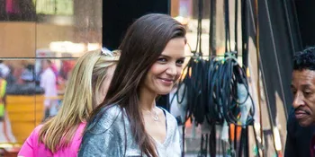 Saat Wajah Katie Holmes Dipenuhi Dengan Selotip, Masih Cantik!