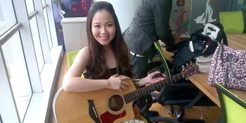 [Eksklusif] Sabrina Orial Nyanyi di Kantor KapanLagi.com&#174;!