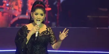 Sadar Fashion, Vina Panduwinata Tetap Sesuaikan Umur