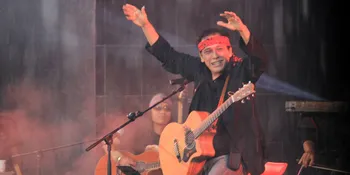 Saking Ngefansnya, Gubernur Jawa Barat Nonton Konser Iwan Fals