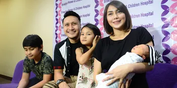 Sakit Saat Lahiran, Fenita Arie Tak Tahan & Cakar Sang Suami