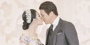 Salat Berjamaah, Syahrini Rekam Momen Reino Barack Pimpin Doa