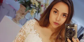 Salmafina Sunan Posting Foto Selfie Jadulnya Saat Masih SD, Pakai HP Jadul Keren Pada Masanya