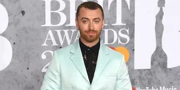 Sam Smith Pakai Makeup &#38; Kimono Transparan ke Acara Red Carpet