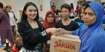 Sambangi Para Korban Banjir Di Pengungsian, Wika Salim Beri Hiburan 'Cendol Dawet' Sebagai Penyemangat