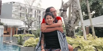 Sambil Pangku Evelyn, Aming Himbau Untuk Hiraukan Haters