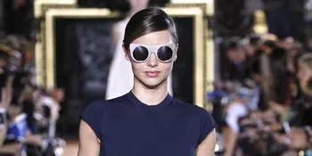 Sambil Pose Topless, Miranda Kerr Curhat Soal Perceraian