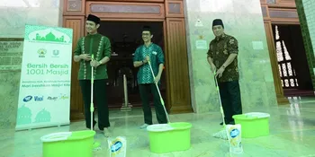 Sambut Ramadhan, Dude Harlino Terlibat Bersih-Bersih 1001 Masjid
