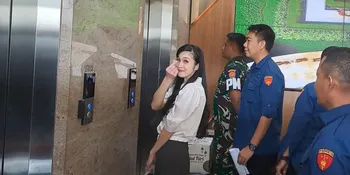 Sandra Dewi Sempat Berikan Tanda Saranghaeyo Pada Awak Media Saat Tiba di Kejagung