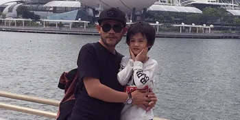 Sang Anak Menahan Tangis di Depan Makam Almarhum Herman Seventeen