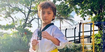 Santai, AbRam Khan Tertangkap Kamera 'Nyeker' di Pinggir Jalan