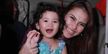 Santai Bareng Bilqis, Ayu Ting Ting Cantik Natural Pakai Daster