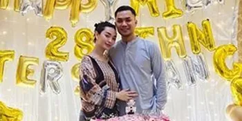 Santai Berdua, Ini Potret Mesra dan Romantis Zaskia Gotik Bersandar di Dada Sang Suami