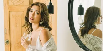 Santai di Kolam Renang Pakai Swimsuit, Jessica Iskandar Sensor Bagian Pribadinya