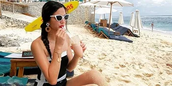 Santai di Pantai, Nia Ramadhani Tampil Kece Pakai Dua Swimsuit Berbeda Pancarkan Pesona Musim Panas