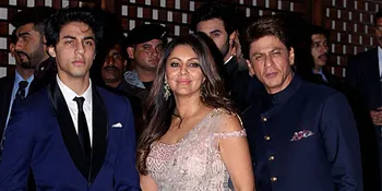 Santai di Trotoar Barcelona Bareng Aryan dan AbRam, SRK Letakkan HP di Aspal