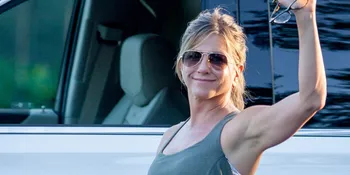 Santai Jalan Pakai Sandal Jepit, Jennifer Aniston Benar Hamil?
