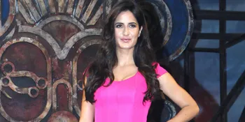Santai Modis Pakai Jeans Belel, Ini Airport Fashion Katrina Kaif