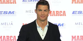 Sapa Fans Dari Tengah Lapangan, Cristiano Ronaldo Bikin Histeris