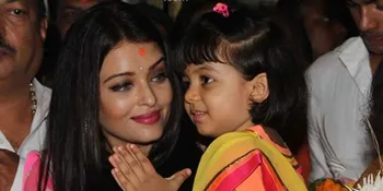 Sapa Wartawan, Aaradhya Bachchan Ramah Senyum &#38; Lambaikan Tangan
